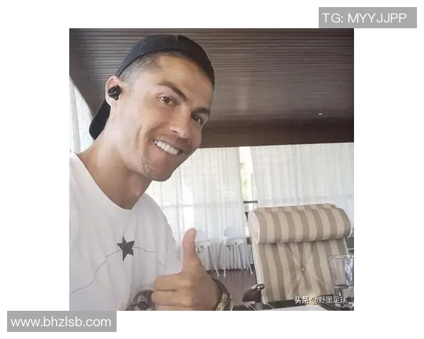 足球明星女友素颜照曝光自然美丽引发网友热议与赞叹